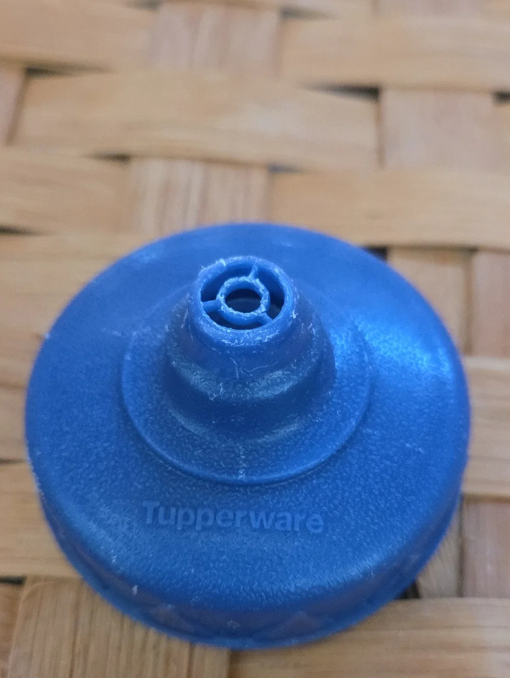 Tupperware Snack/CUP/WATER HOLDER. 
